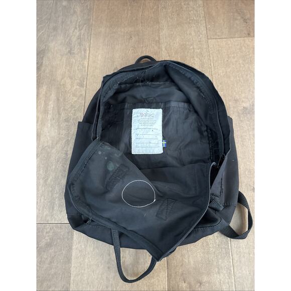 Fjallraven Kanken Classic Backpack for Everyday Black 23510 - Picture 3 of 4